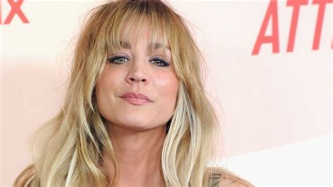 Kaley Cuoco poses for poolside bikini selfies with。